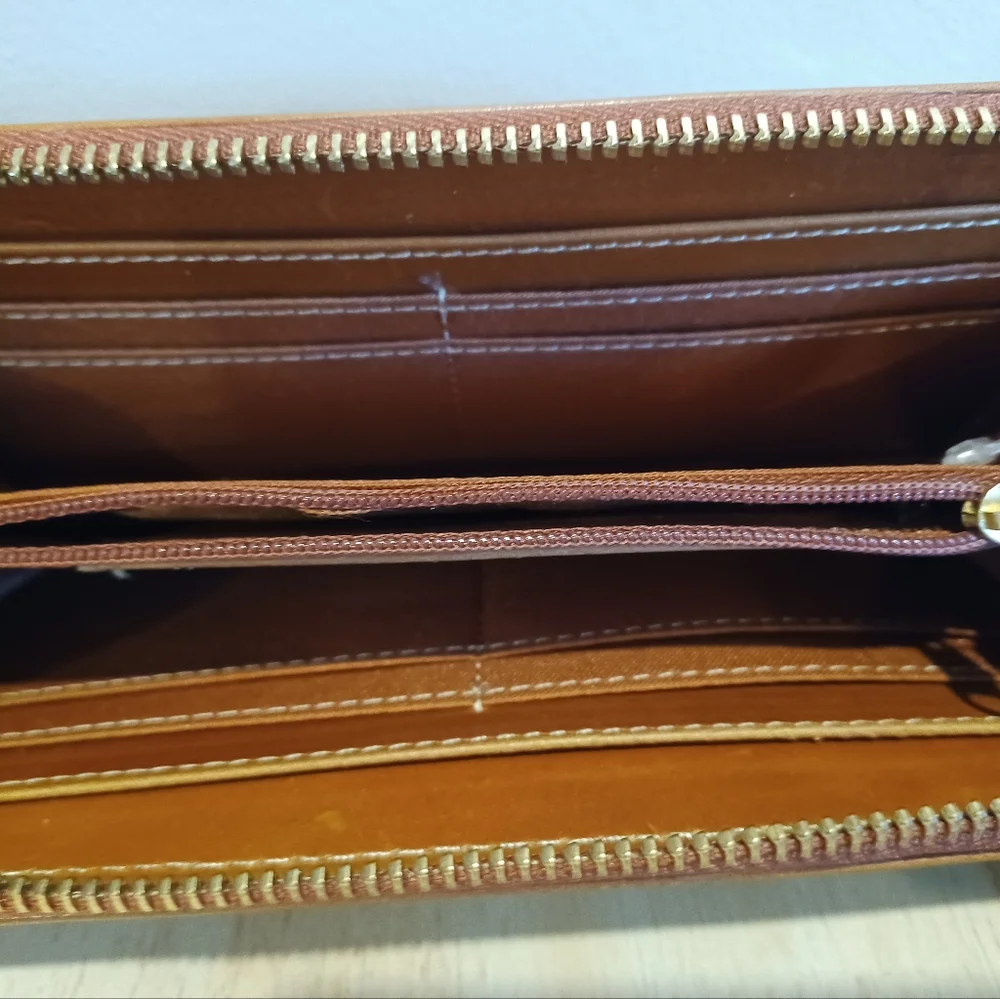 Women's Timberland Leather Wristlet - Picture 4 of 11